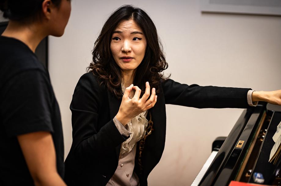 Klavierprofessorin Franziska Lee beim Unterrichten.