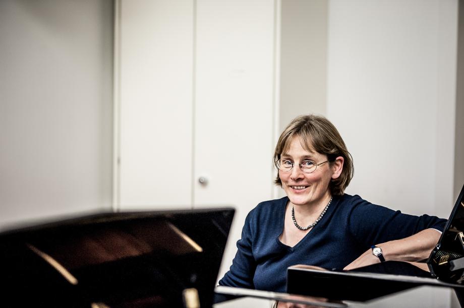 Portraitaufnahme von Prof.in Ulrike Wohlwender.