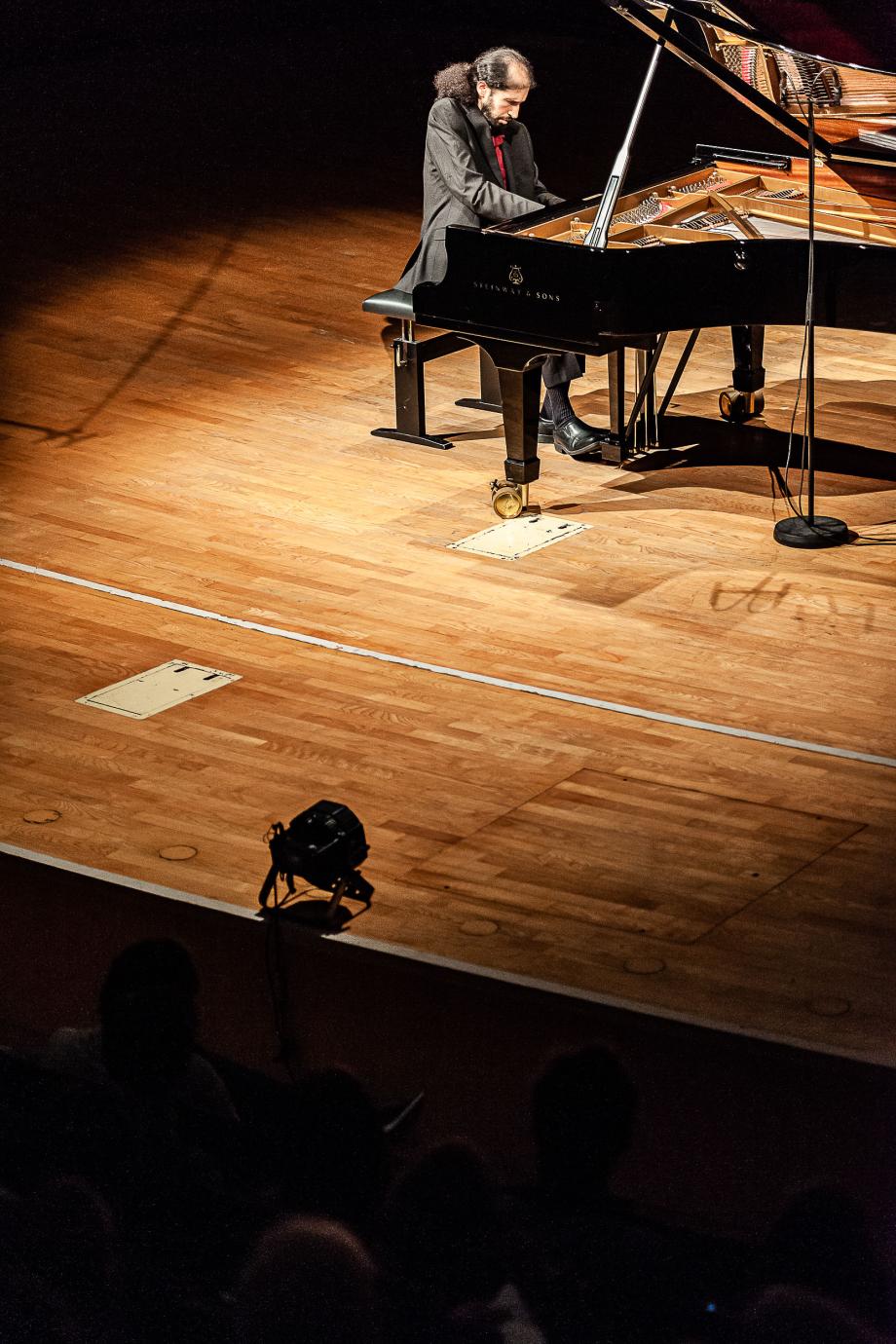 Portraitaufnahme von Klavierprofessor Dr. Noam Sivan.