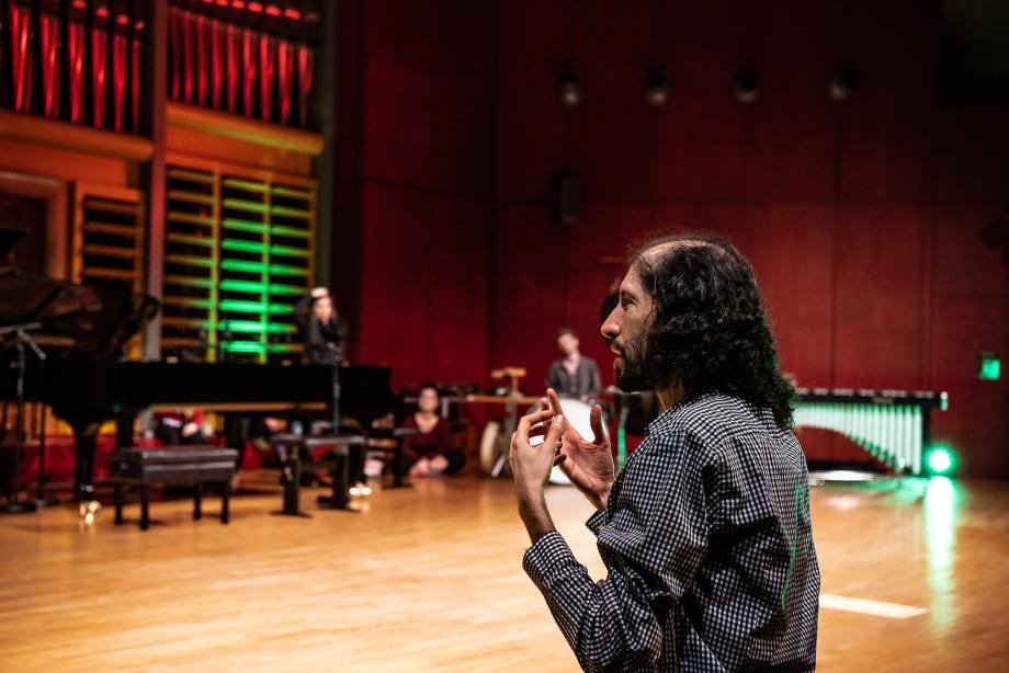 Prof. Dr. Noam Sivan bei der Probenarbeit im Konzertsaal mit dem Improvisationsensemble.