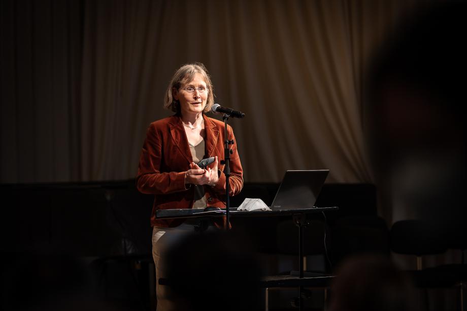 Prof.in Ulrike Wohlwender beim einem Sirius-Vortrag im Orchesterprobenraum.