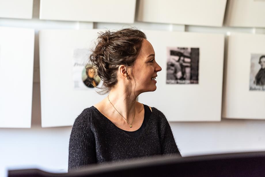 Klavierdozentin Sonia Achkar beim Unterrichten.