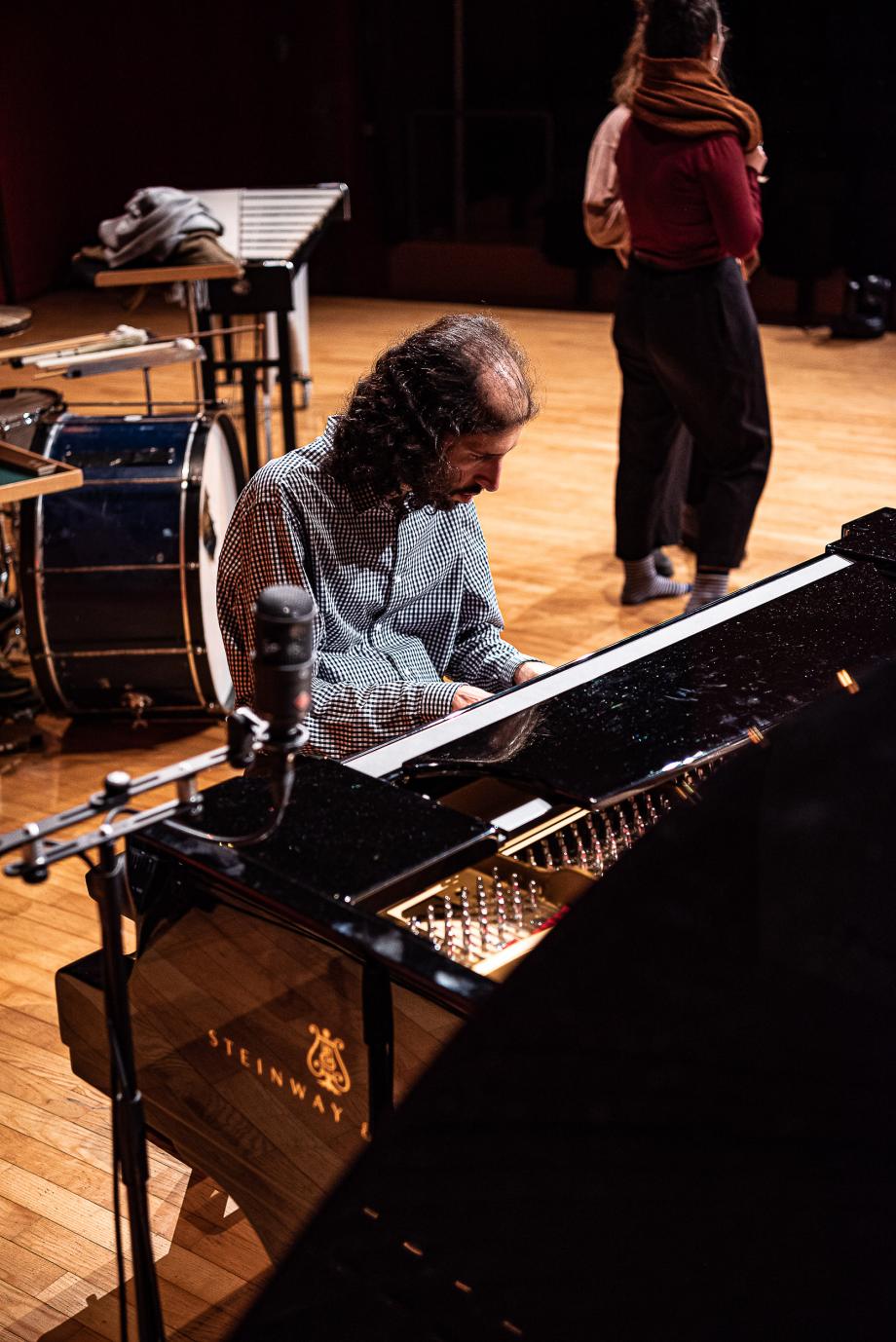 Portraitaufnahme am Konzertflügel von Prof. Dr. Noam Sivan