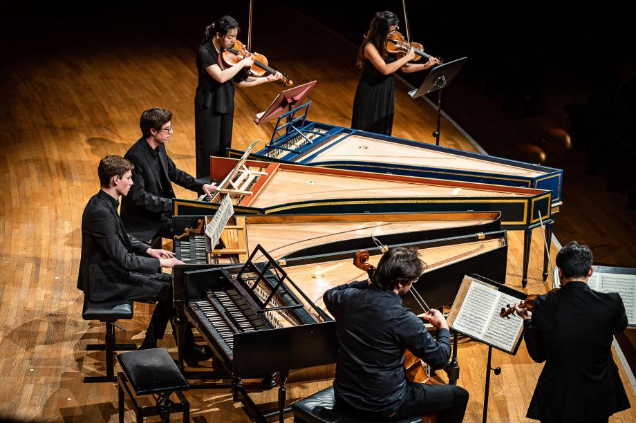 Studierende an Cembali und Streichinstrumenten.