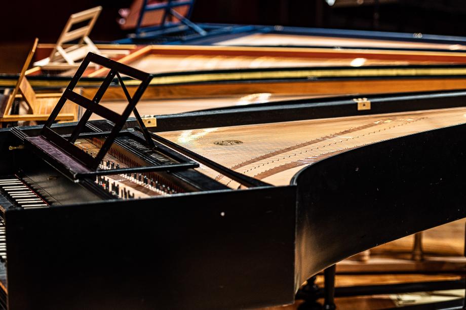 Deztailaufnahme auf die geöffneten Resonanzkörper von vier Cembali.