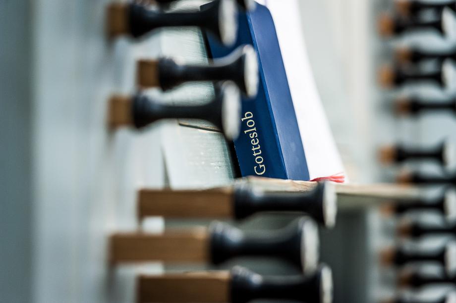 Detailaufnahme einer Orgel, wo diverse Register gezogen sind.