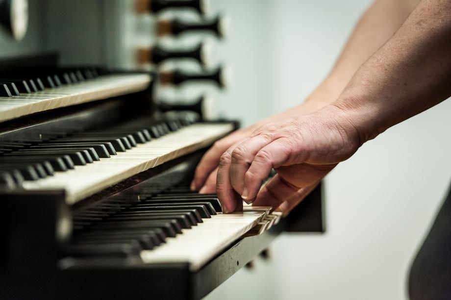 Hände spielen auf tastatur von historischem Tasteninstrument.