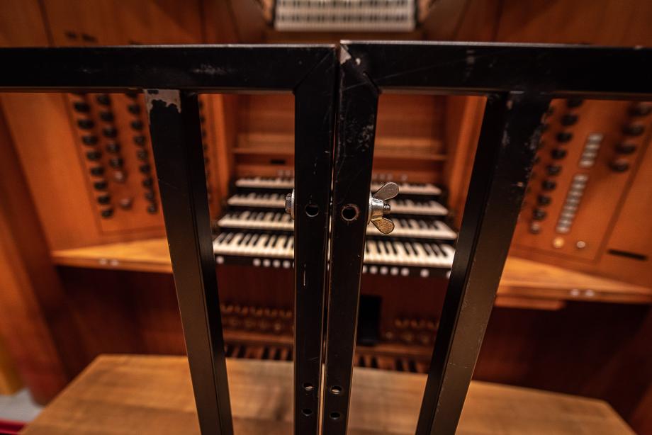 Blick auf den Orgeltisch des Konzertsaales, durch das schwarze Orchestergeländer.