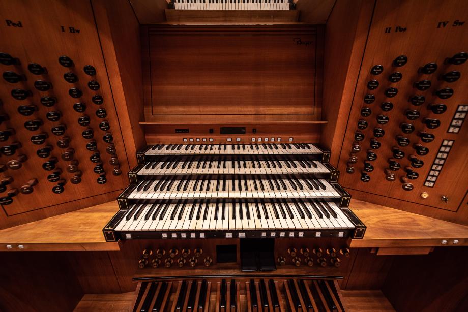 Blick auf den viermanualigen Orgeltisch der Riegerorgel mit 80 Registern und den Fußpedalen.