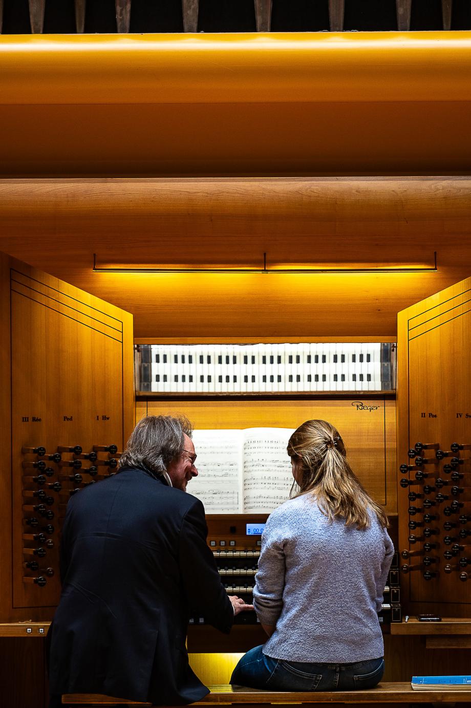 Blick über die Schulter beim Orgelunterricht von Prof. Helmut Deutsch und einer Studierenden seiner Klasse.