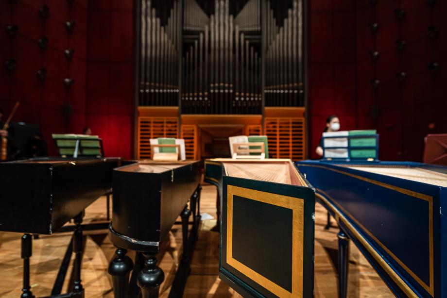 Detailaufnahme von den Cembalienden auf das Orgelprospekt. Die Aufnahme findet in unmittelbarer Höhe der Resonanzkröper steht. Durch den Stand der Cembali öffnet sich das Bild wie ein Fächer.