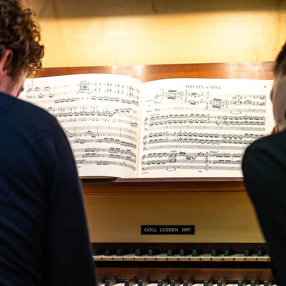 Orgelunterricht mit Prof. Jörg Halubek und einer Studierenden seiner Klasse an der Gollorgel.