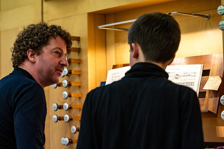 Orgelunterricht bei Prof. Jörg Halubek und einem Studierenden seiner Klasse.