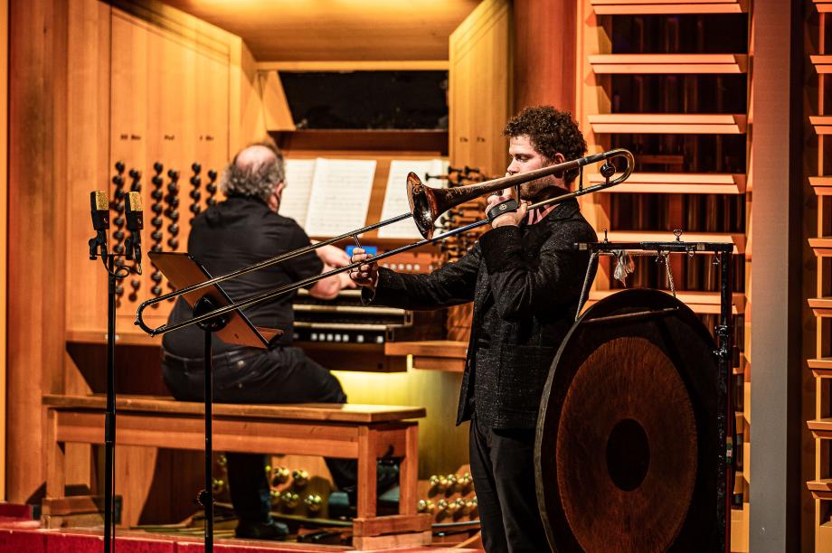 Orgelprofesssor Johannes Mayr und Posaunist Samuel Restle beim gemeinsamen Improvisieren im Konzertsaal.