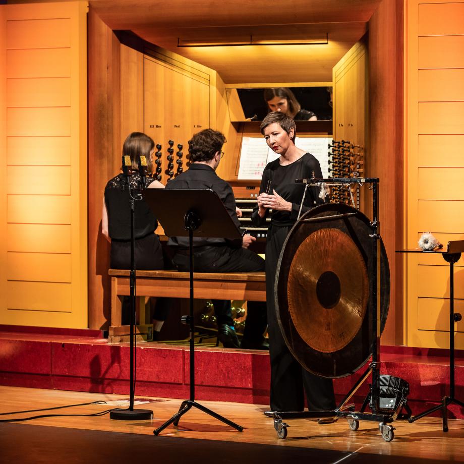 Studierende der Orgelklasse beim Musizieren mit der Sopranistin Johanna Zimmer.