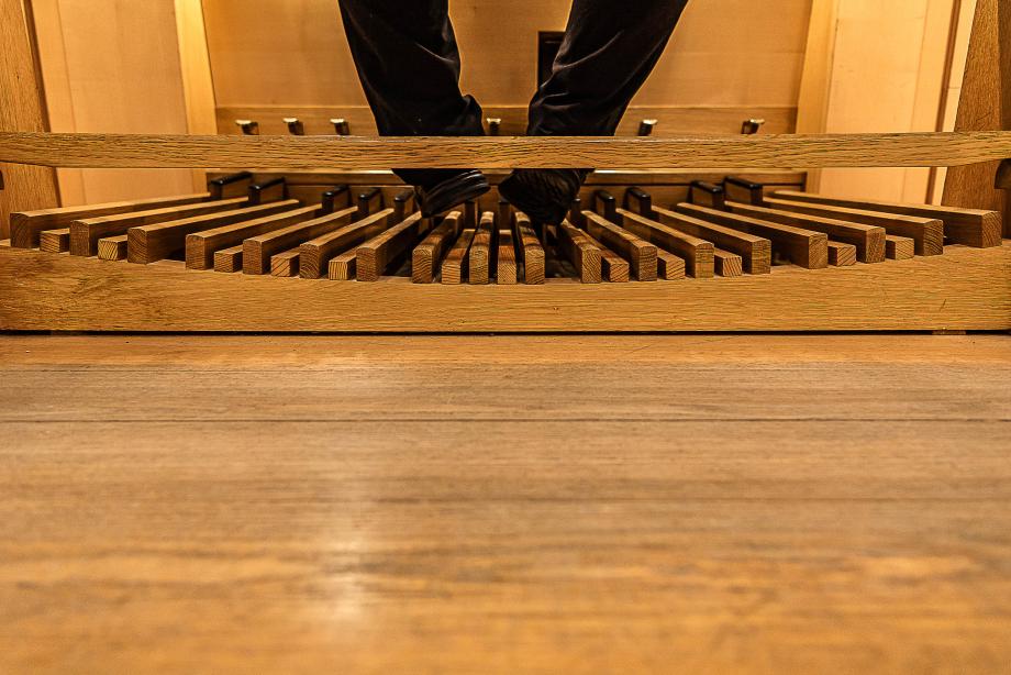 Detailaufnahme von Orgelfußpedalen Die beiden Füße des Orgelstudierenden sind aneinandergelehnt.