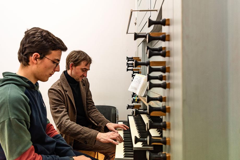 ietliche Blick auf eine Unterrichtssituation mit Orgeldozent Tobias Wittmann und einem Studierenden der Orgelklasse.