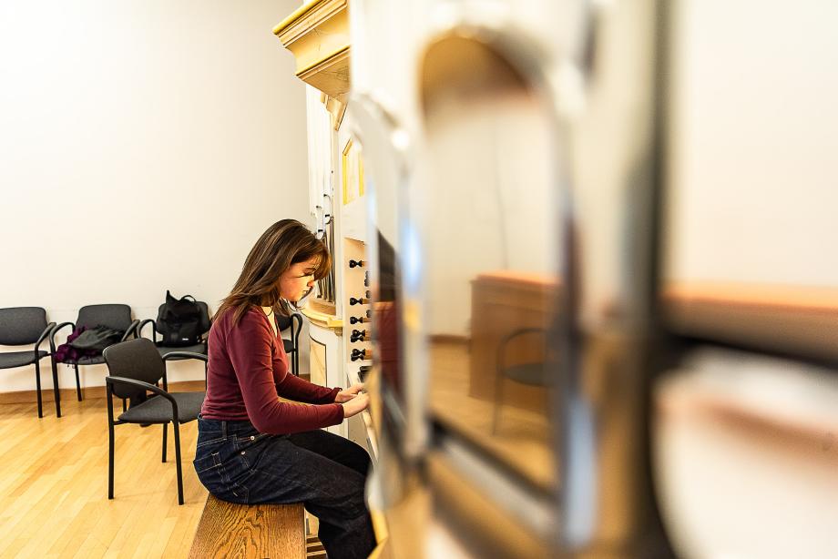 Studierende der Orgelklasse musizierend an der Bach-Orgel.