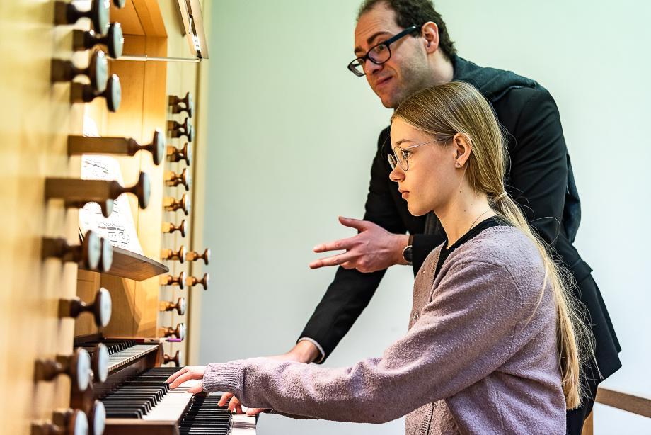 Unterrichtssituation mit Prof. Dr. Vincent Bernhardt und einer Studierenden seiner Klasse.