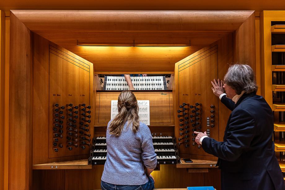 Unterrichtssituation an der Riegerorgel des Konzertsaales mit Orgelprofessor Helmut Deutsch und einer Studierenden seiner Klasse.