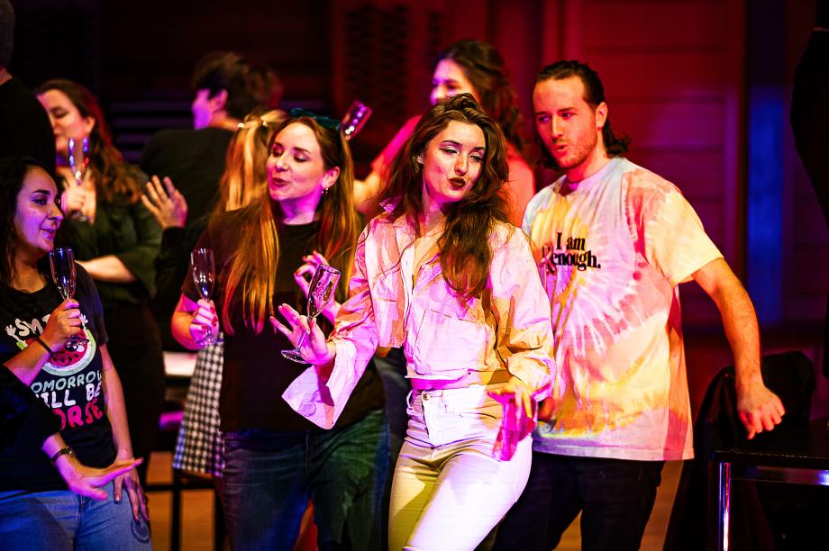 Tanzende Studierende beim Opernabend.