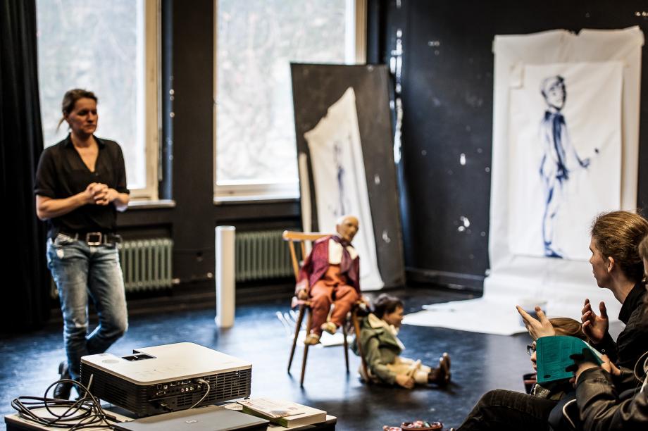 Prof.in Stephanie Rinke im Gespräch mit Studierenden.