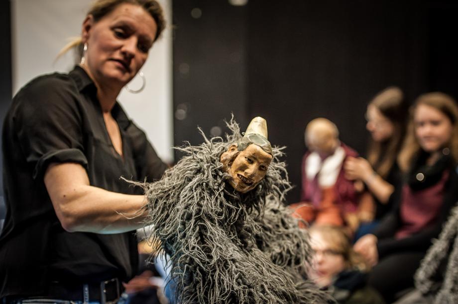 Prof.in Stephanie Rinke bei der Vorstellung einer Handpuppe beim Studieninformationstag.