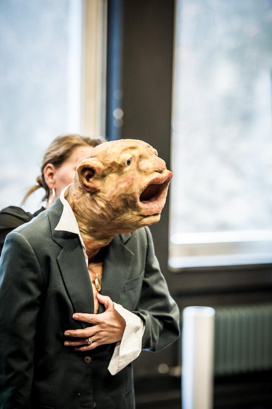 Eine Handpuppe mit weit geöffnetem Mund und leerem Blick, geführt von Prof.in Stephanie Rinke.