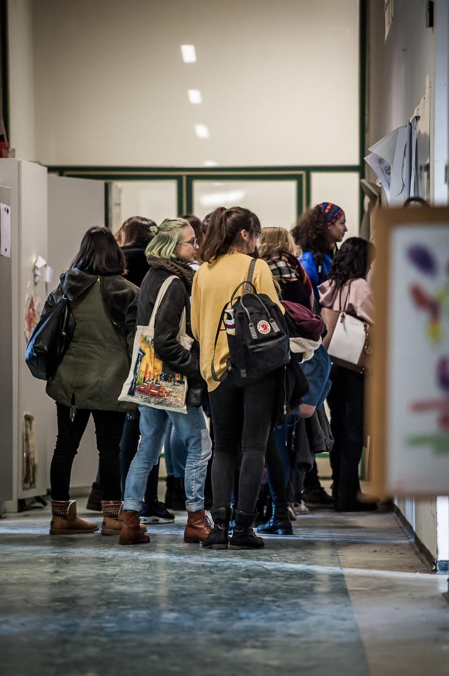 Studierende im Flur der Alten Musikhochschule bei der Vorstellung des Studienganges Figurentheater.
