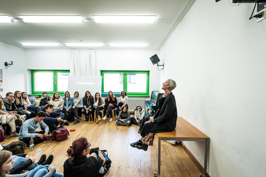 Prof.in Franziska Kötz im Kreis von interessierten Jugendlichen bei der Vorstellung des Studiengangs Schauspiel.
