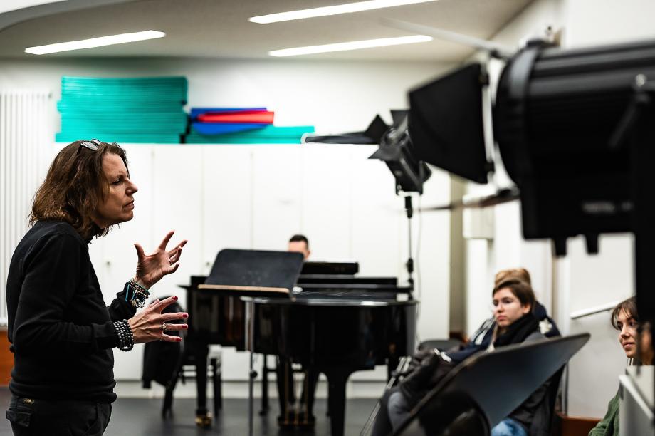 Gestikulierende Profilaufnahme von Prof.in Franziska Severin bei der Einführungsveranstaltung am Studieninformationstag.