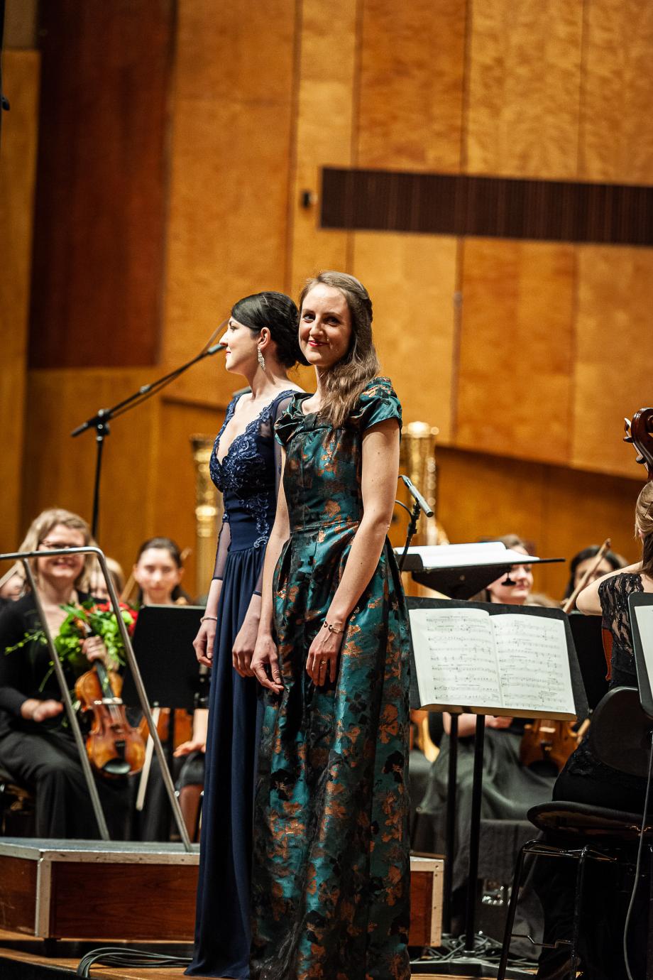 Zwei Gesangssolistinnen in Abendrobe beim Schlussapplaus in der Stuttgarter Liederhalle.
