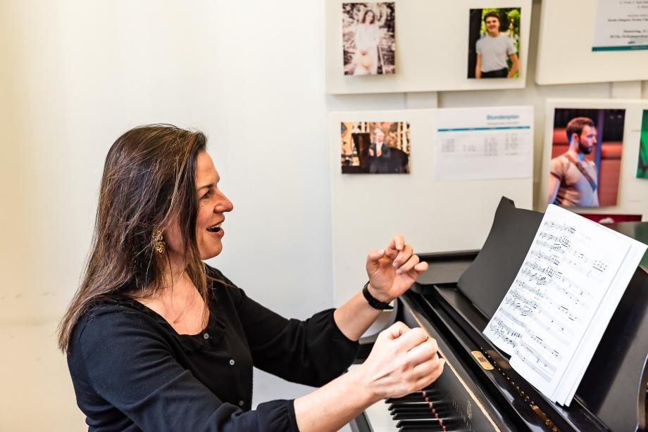 Prof.in Marion Eckstein beim Gesangsunterricht vom Flügel aus.