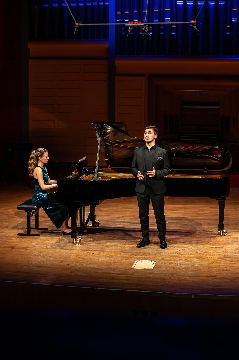 Studentisches Liedduo beim Konzertieren auf dem Konzertsaalpodium.