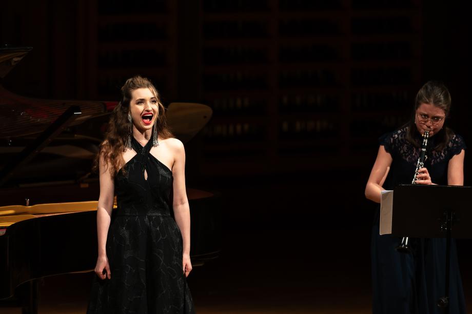 Eine Studentin singt, eine spielt Klarinette.