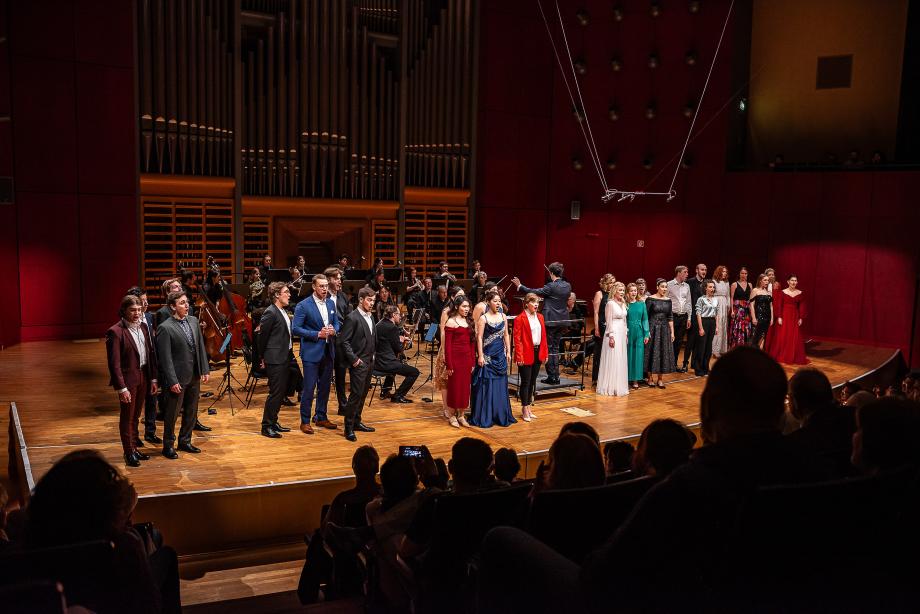 Studierende der Gesangsklasse beim Schlussensemble mit einem Kammerorchester.