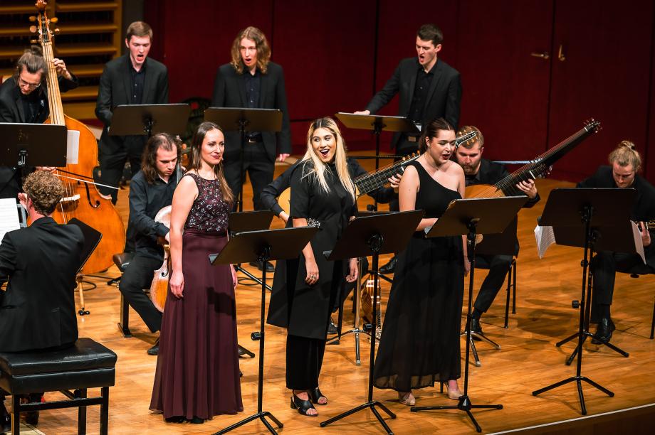 Sängerinnen und Kammerensemble unter dem Dirigat von Prof. Jörg Halubek.