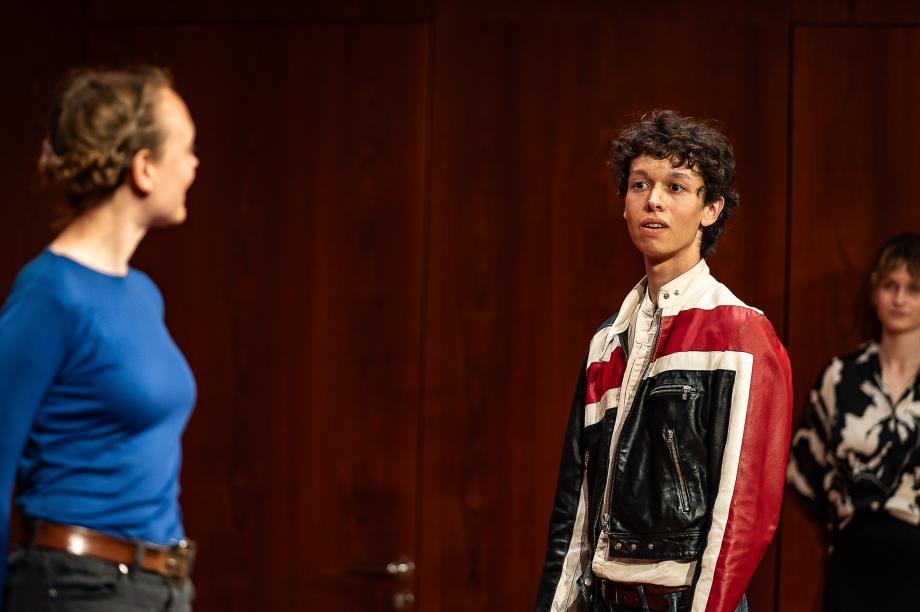 Szene auf dem Kammermusikpodium zwischen zwei agiereden Studierenden. 