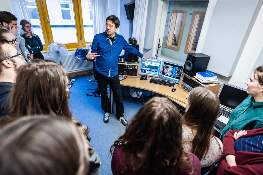 Prof. Christian Büsen erklärt am Studieninformationstag das Aufnahmestudio.