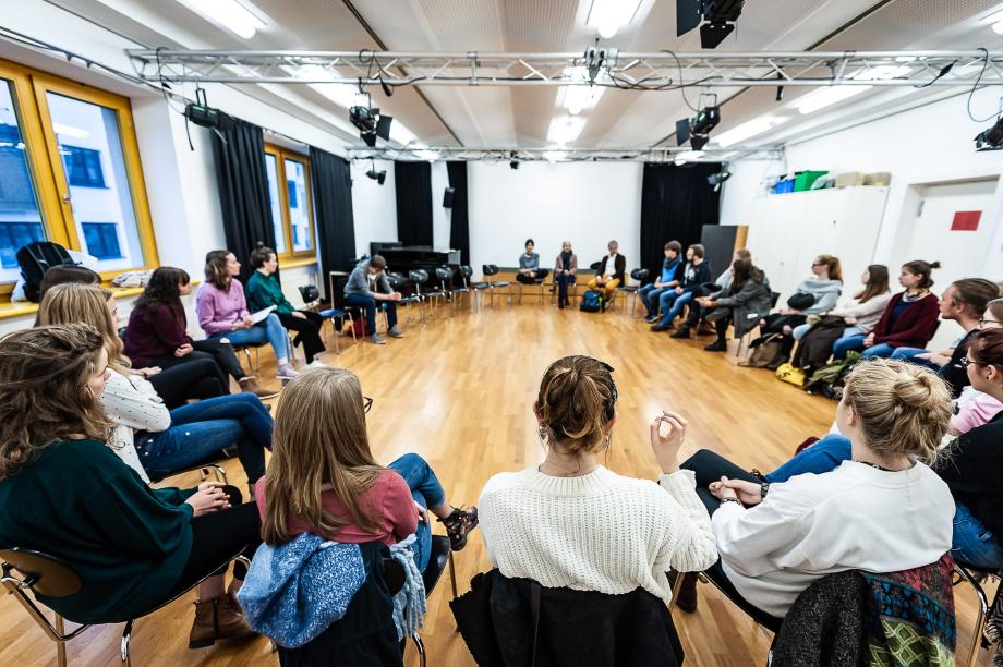 Großer Stuhlkreis mit Menschen.