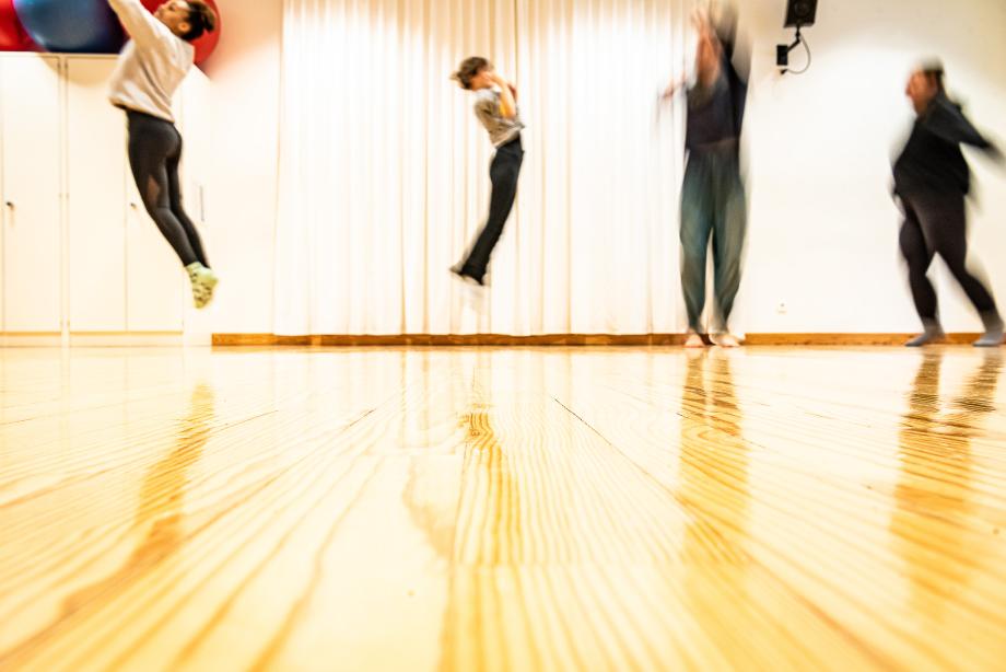 Vier in die Luft springende Studierende.