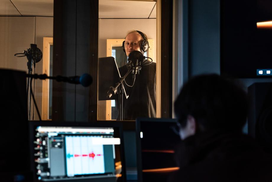 Sprechkunst-Studierende in der Sprecherkabine. Aufgenommen aus der Sicht der Aufnahmeleitung.