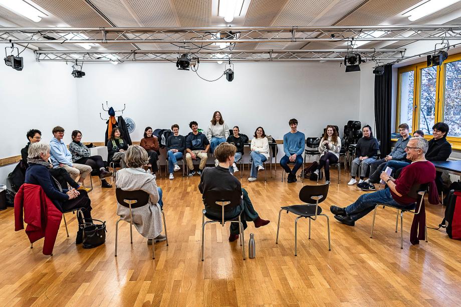 Stuhlkreis beim Studieninformationstag mit Lehrenden des Instituts.