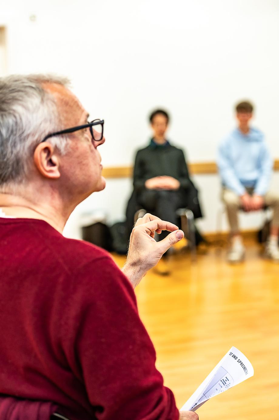 Mann spricht und gestikuliert.