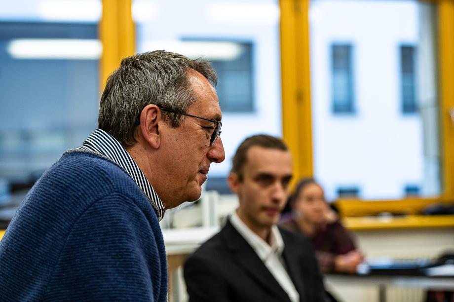 Profilaufnahme von Prof. Thomaas Grießbach in einer Unterrichtssituation.