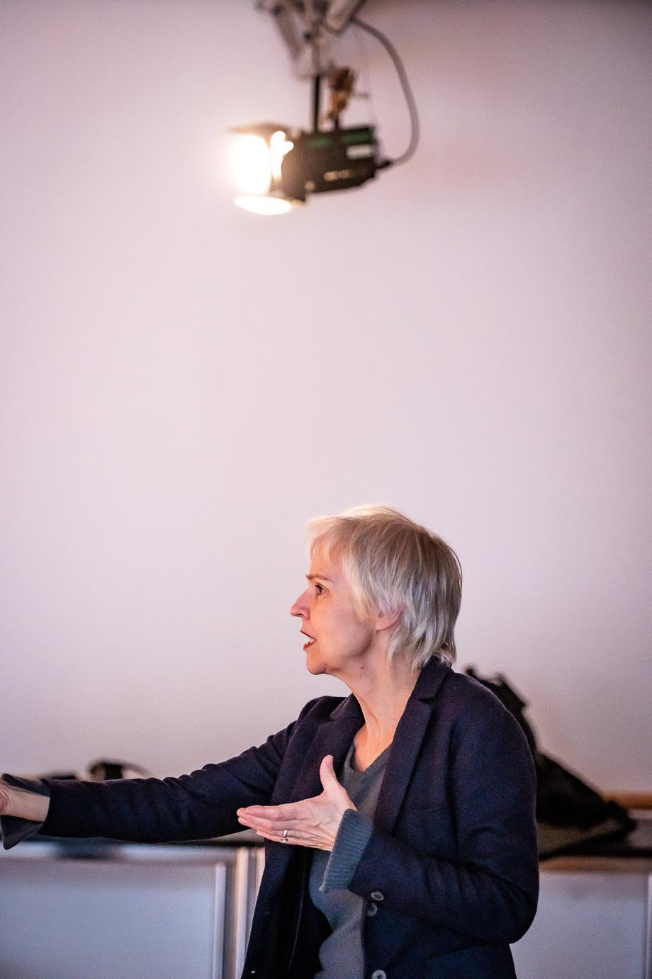 Prof.in Annegret Müller gestisch artikulierend mit ihrem Gegenüber.