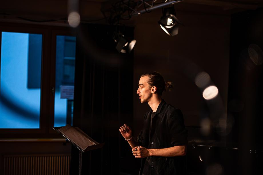 Vortrag eines Studierenden auf dem Podium des Seminarraums.