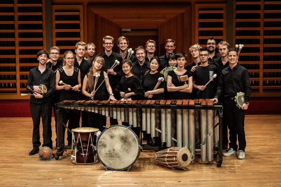 Gruppenfoto Schlagzeugnacht mit Schlaginstrumenten.