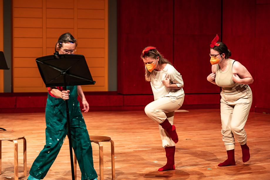 zwei Studentinnen als Hühner verkleidet laufen über die Bühne