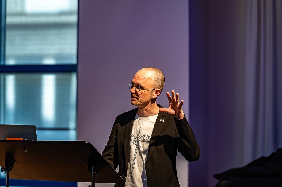 Portrait von Prof. Dr. Christian Grüny bei einem Vortrag im Orchesterprobenraum.